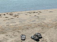 Flip Flops am Strand von Mahia