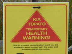 Warnschild wegen Ölverschmutzung am Strand von Tauranga