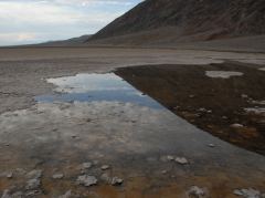 Reflektionen in Badwater im Death Valley