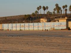 Bemalte Wände am Dockweiler Beach in Los Angeles