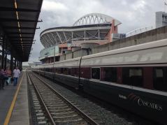 Der Zug Cascades der Amtrak, im Hintergrund das Football-Stadion