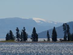Blick über den Yellowstone Lake auf die Berge dahinter