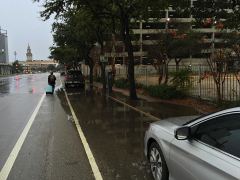 Tiefe Pfützen nach nächtlichem Regen in New Orleans