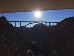 Die neue Brücke über den Colorado River beim Hoover Dam im Gegenlicht