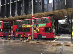 Doppeldeckerbus am Bahnhof London Euston