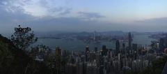 Panorama-Foto von Hongkong und Kowloon in der beginnenden Dämmerung