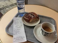 Espresso und Zimtschnecke im Ritazza Bahnhof Stockholm