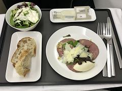 Vorspeise auf dem Flug, Rindscarpacio mit Salat