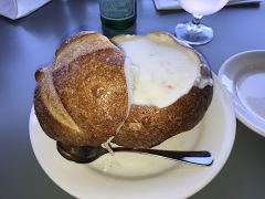 Eine «New England Clam Chowder» im Sauerteig-Brötchen, naja eher Brot