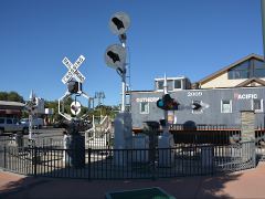 Signale und eine Cabuse beim Eisenbahnmuseum in Tehachapi