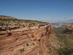 Blick auf den Red Canyon und das hinten im Tal liegende Grand Junction