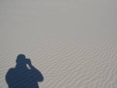 Schatten des Fotografen auf den Gipsdünen des White Sands National Monuments in New Mexico, USA