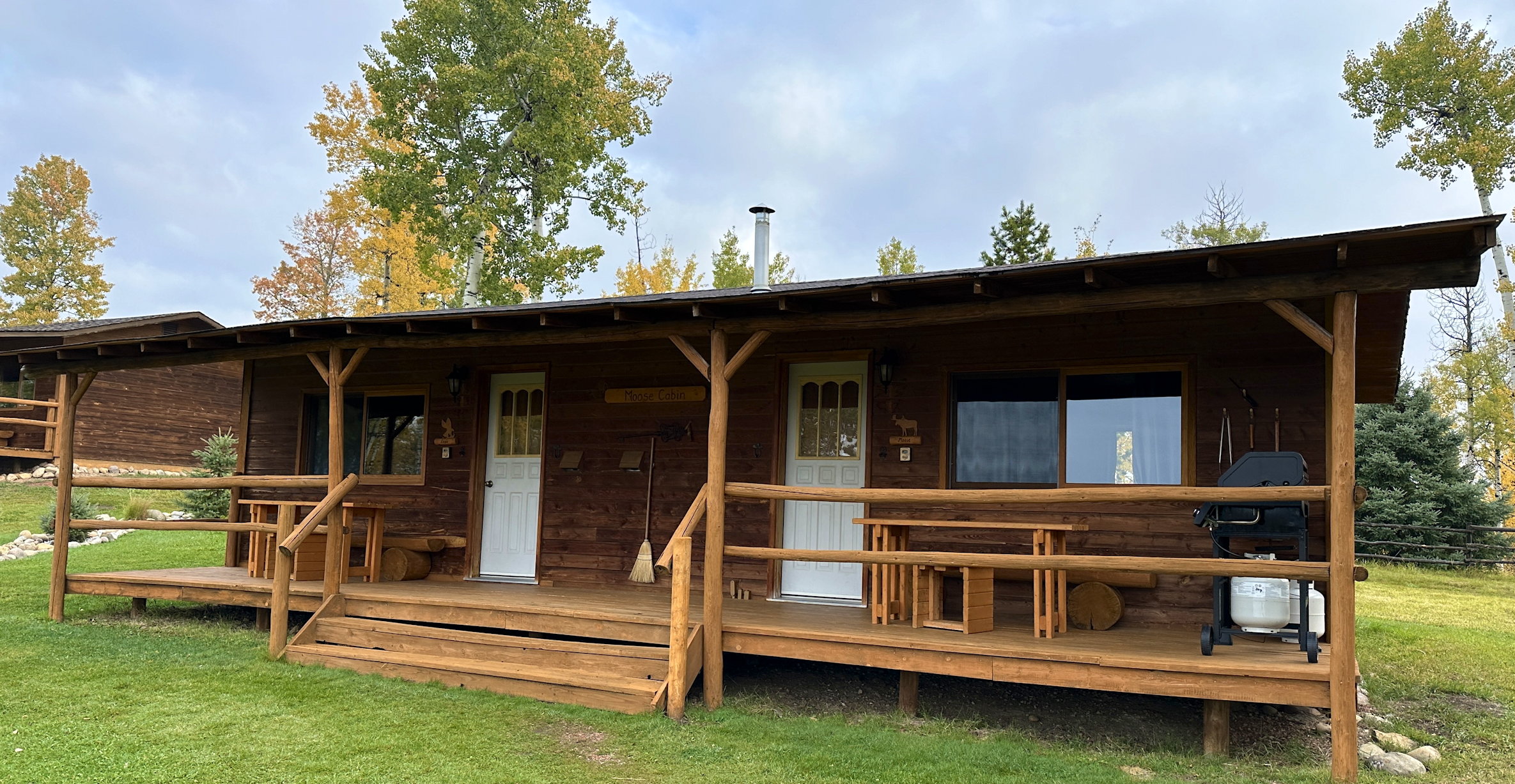 Das «Moose-Cabin» bestehend aus zwei Wohneinheiten in gebeiztem Holz mit Veranda