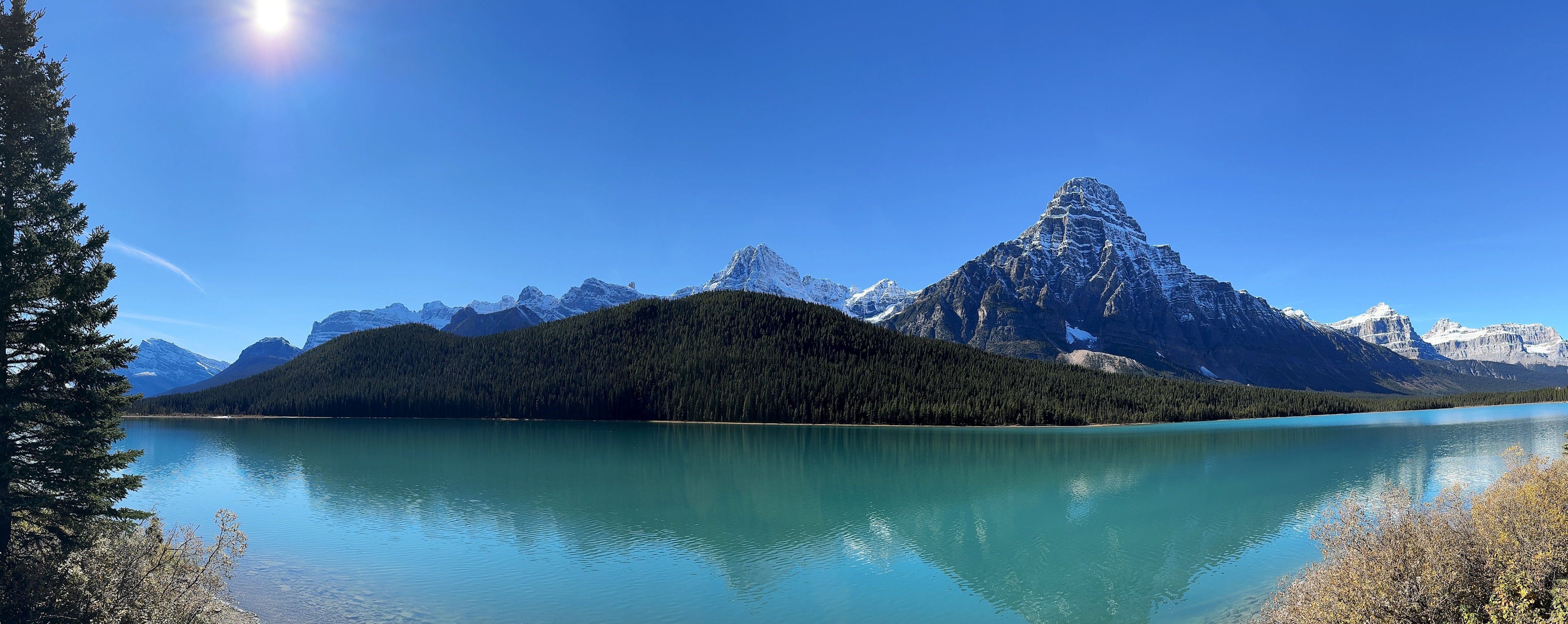 Panorama über den Waterfowl Lake mit dahinterliegenden Bergen