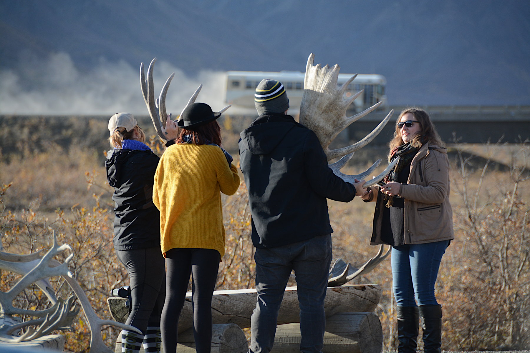 Teilnehmer unserer Reisegruppe fotografieren sich mit einem Elchgeweih