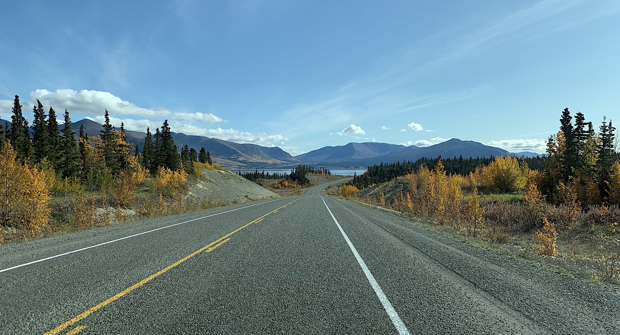 Blick vom Alaska Highway auf den Kluane Lake