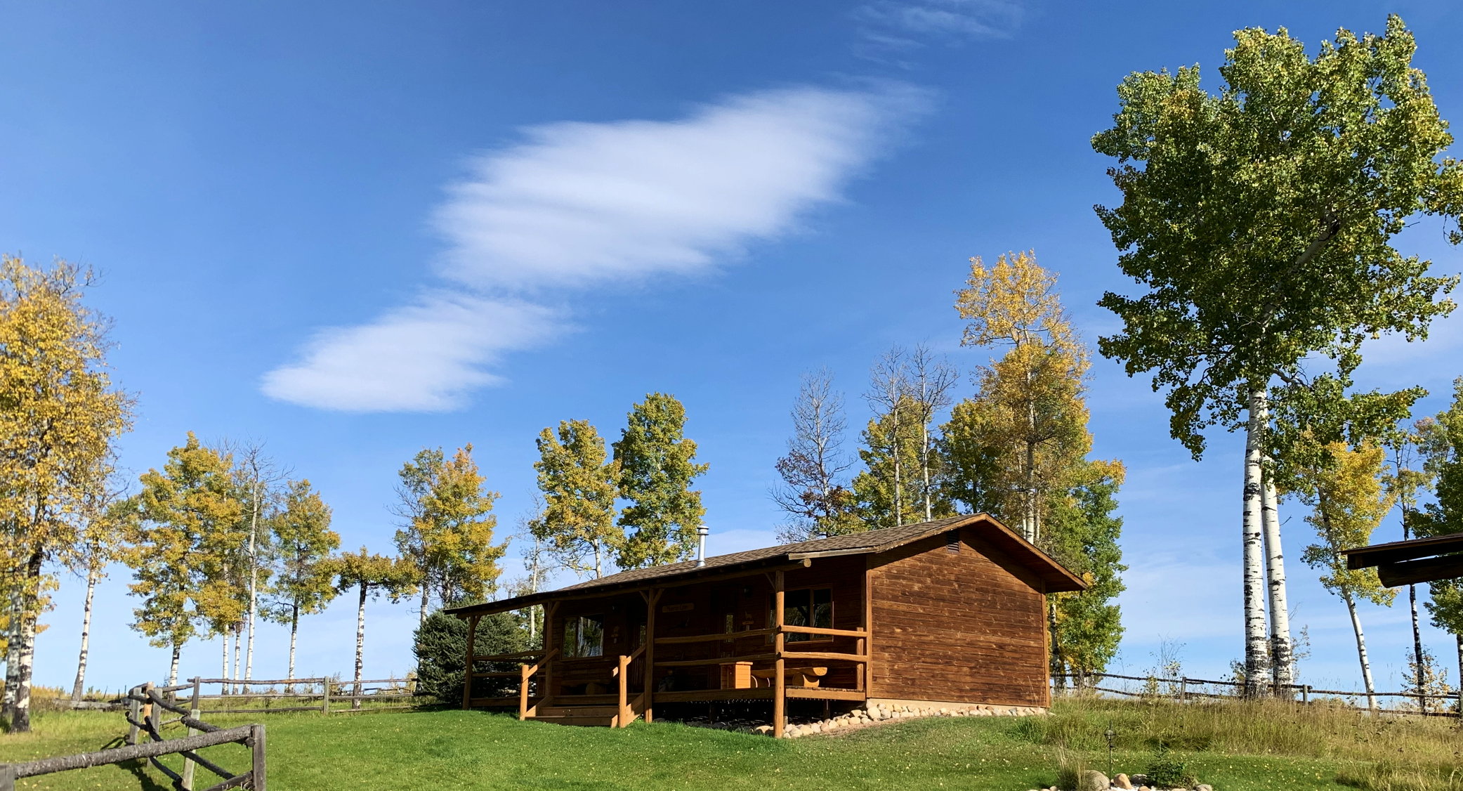 Das äussere Cabin auf der Ride The Wind Ranch in Rocky Mountain House, Alberta