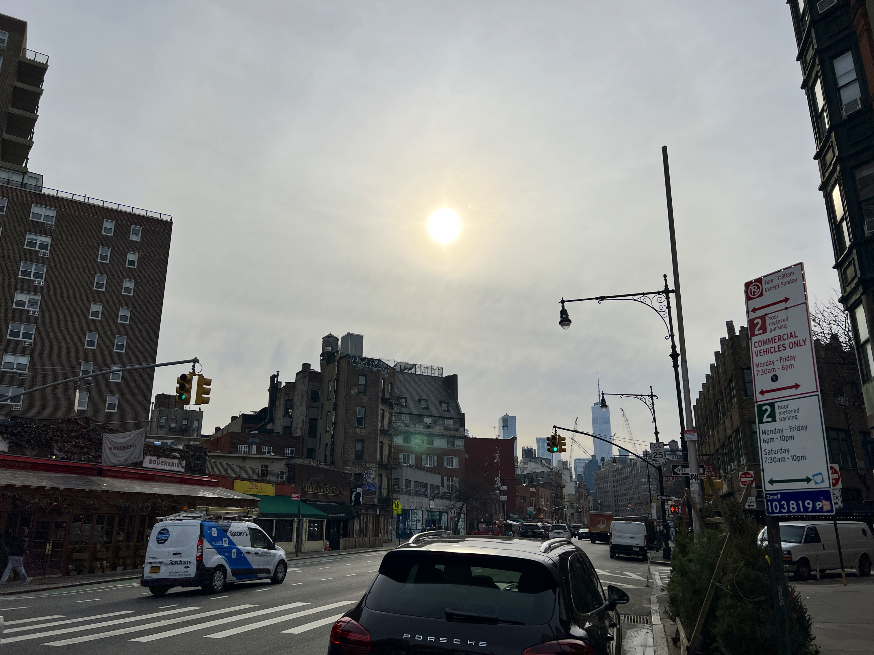 In West Village scheint die Sonne aus dem diesigen Himmel