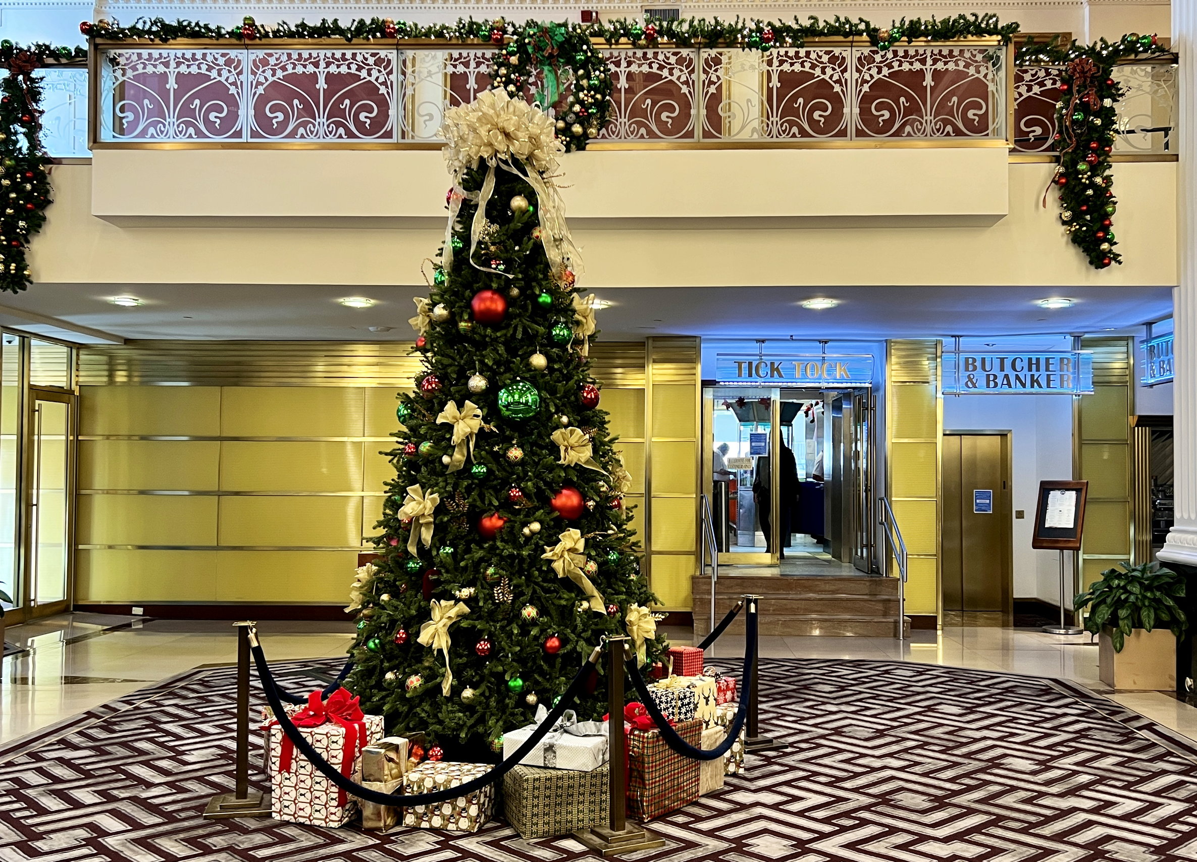Weihnachtsbaum in der Eingangshalle des Hotel «New Yorker»