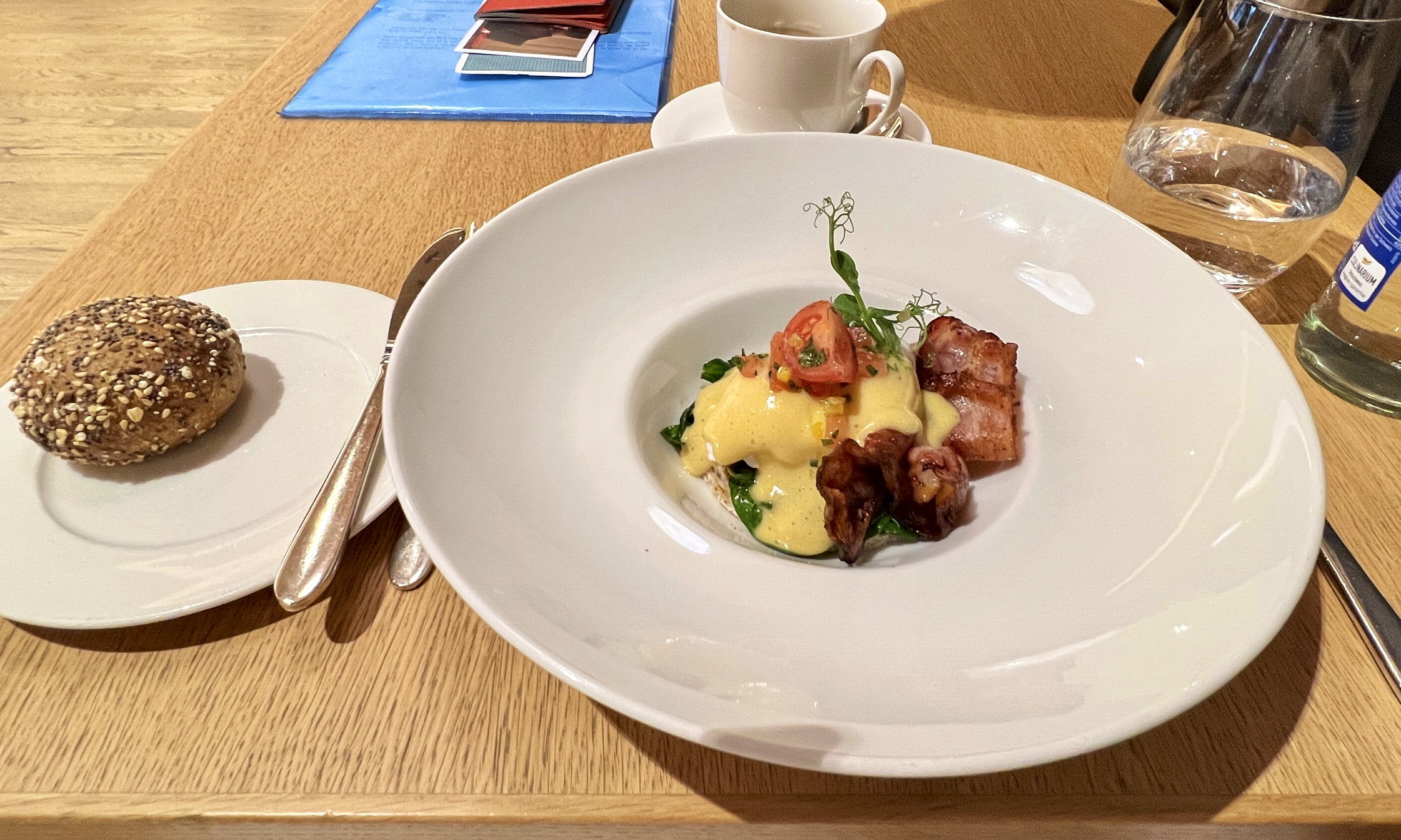 Frühstück mit Eggs Benedict in der Lounge