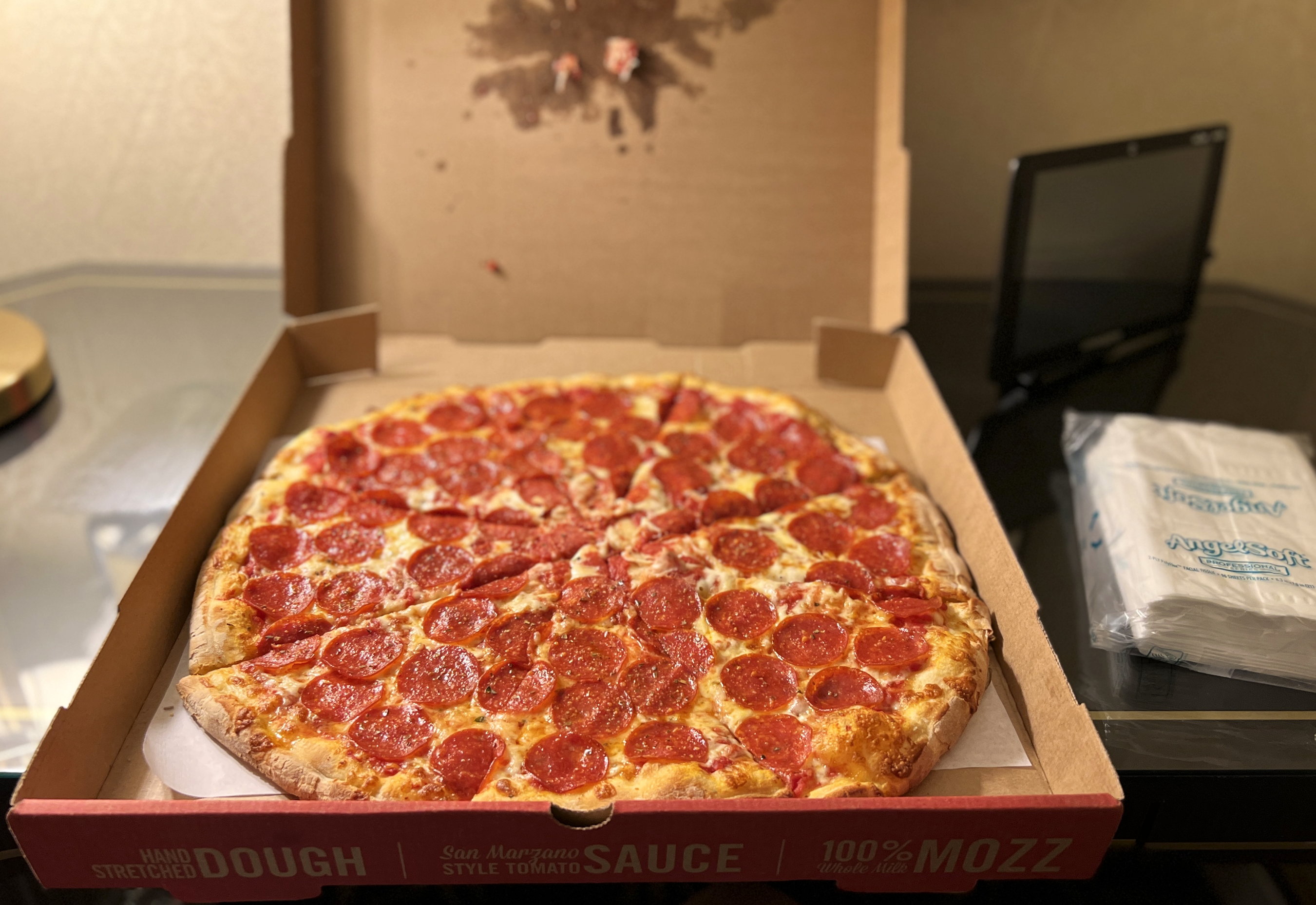 Pizza Pepperoni (scharfe Salami) in der Schachtel