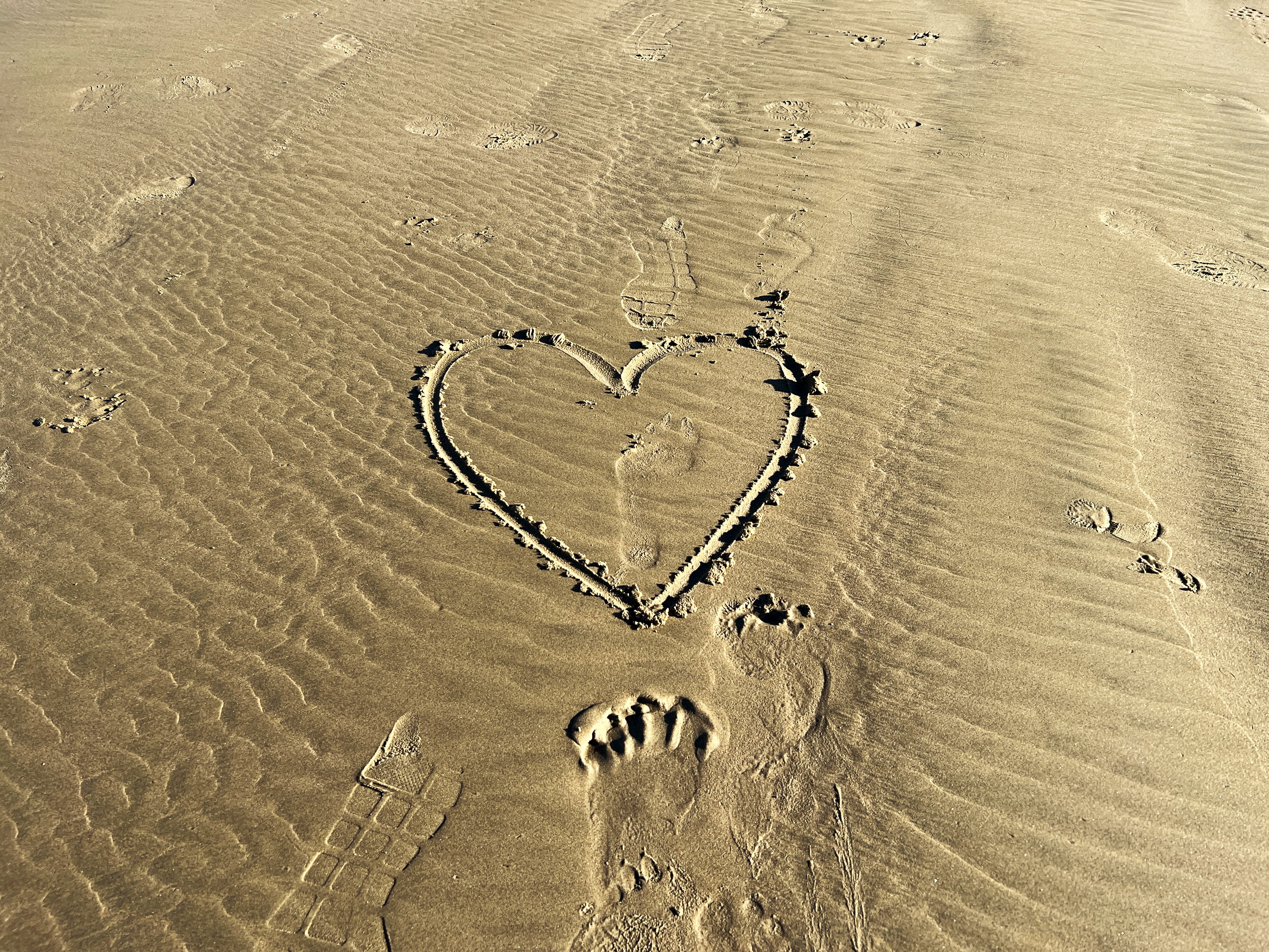 ein Herz, von Unbekannten in den Sand des Strandes von Pismo Beach gekratzt