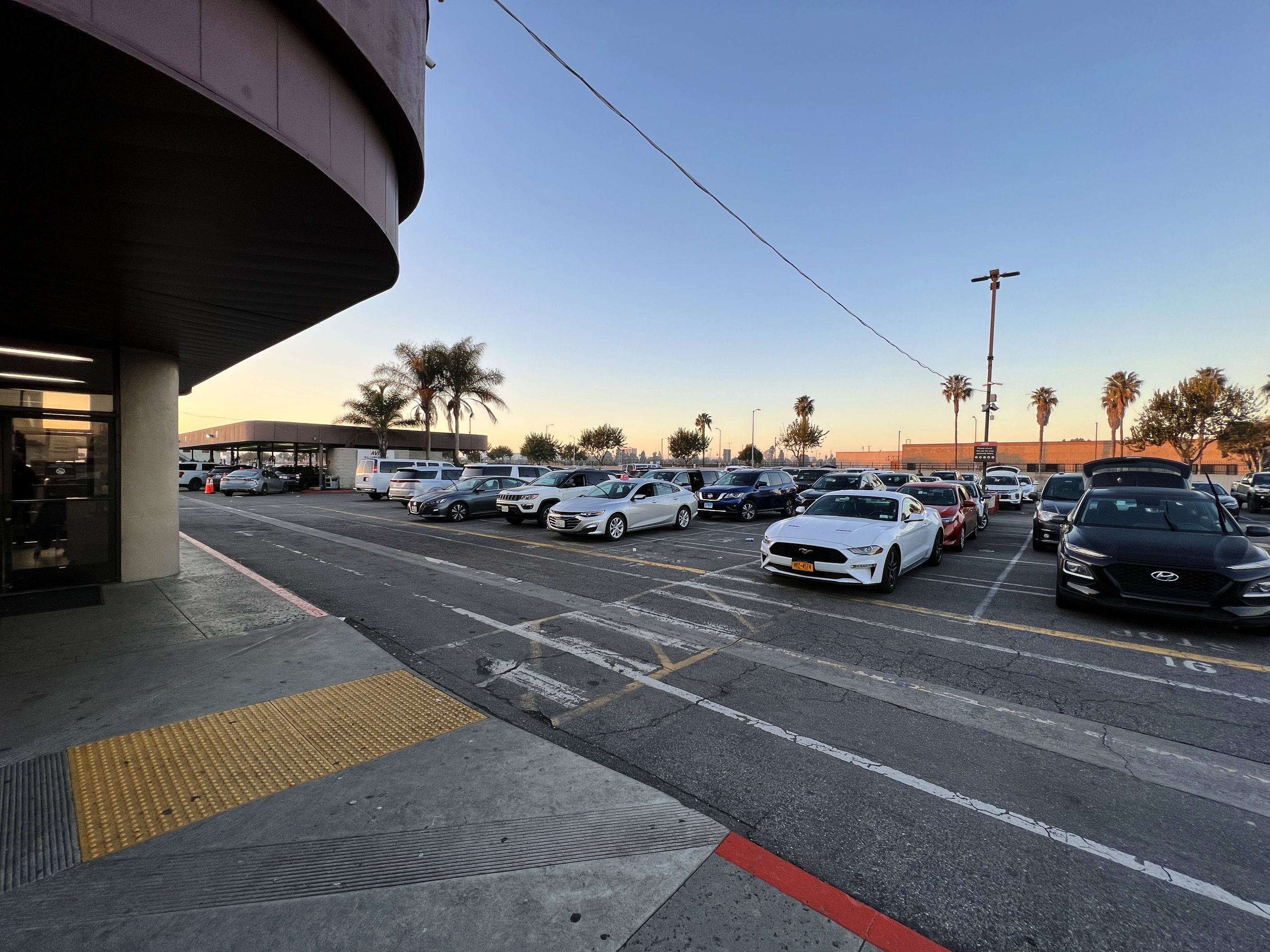 Mietwagen-Rückgabestation von Avis in Los Angeles LAX