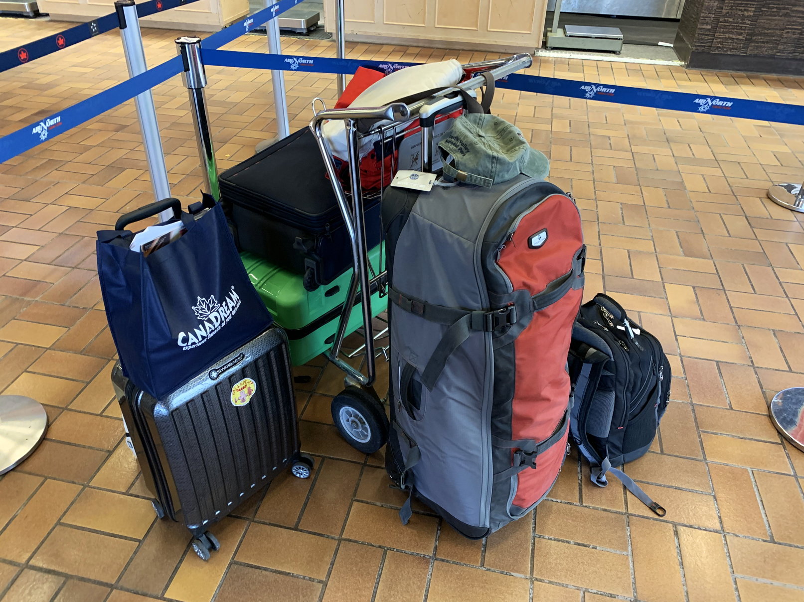 Unser Gepäck am Flughafen Whitehorse vor dem Einchecken