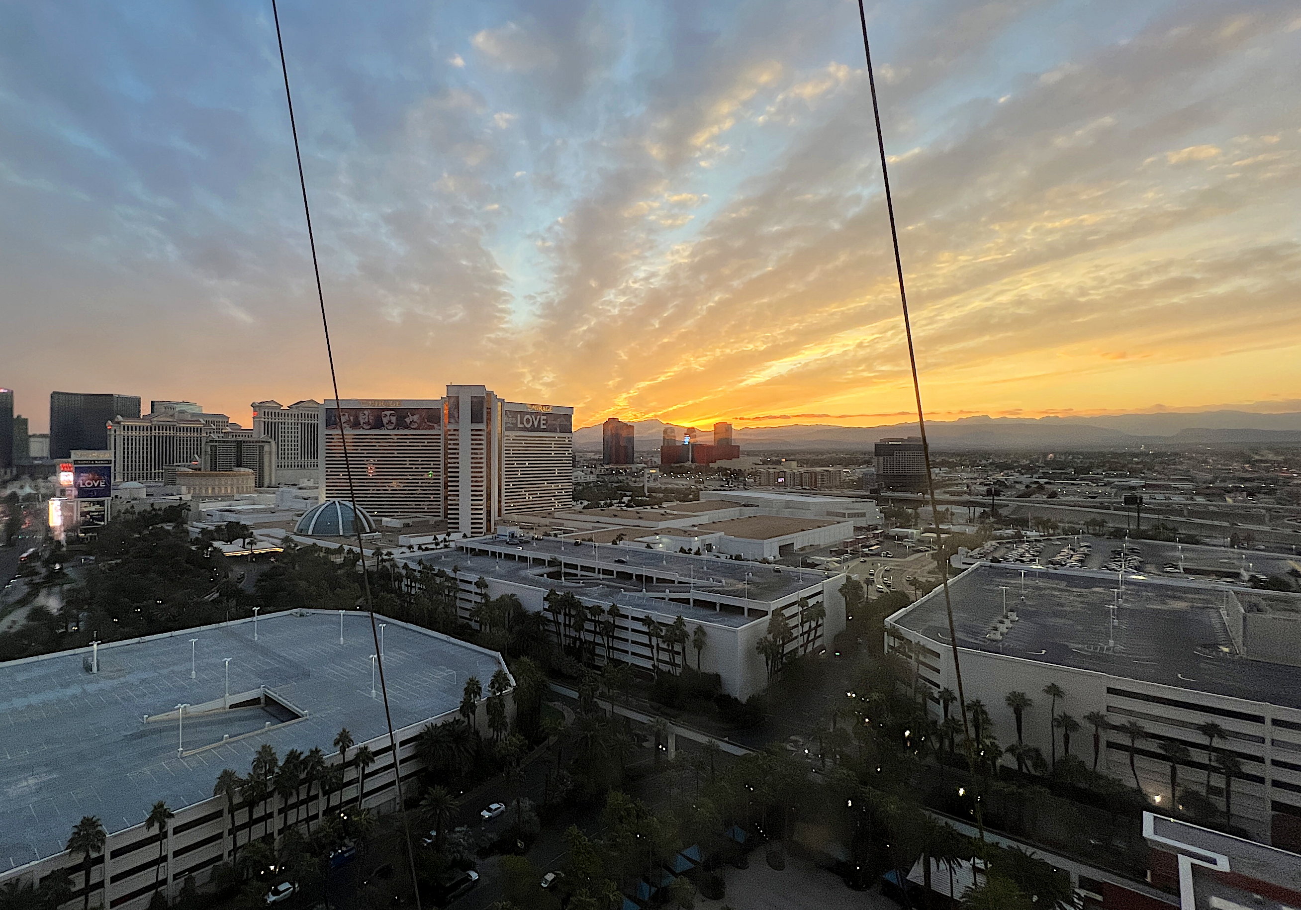Noch einmal der Sonnenuntergang beim Blick aus dem Hotelfenster in Las Vegas in Richtung Westen. Der Horizont leuchtet schwefel- oder goldgelb, was besser gefällt.