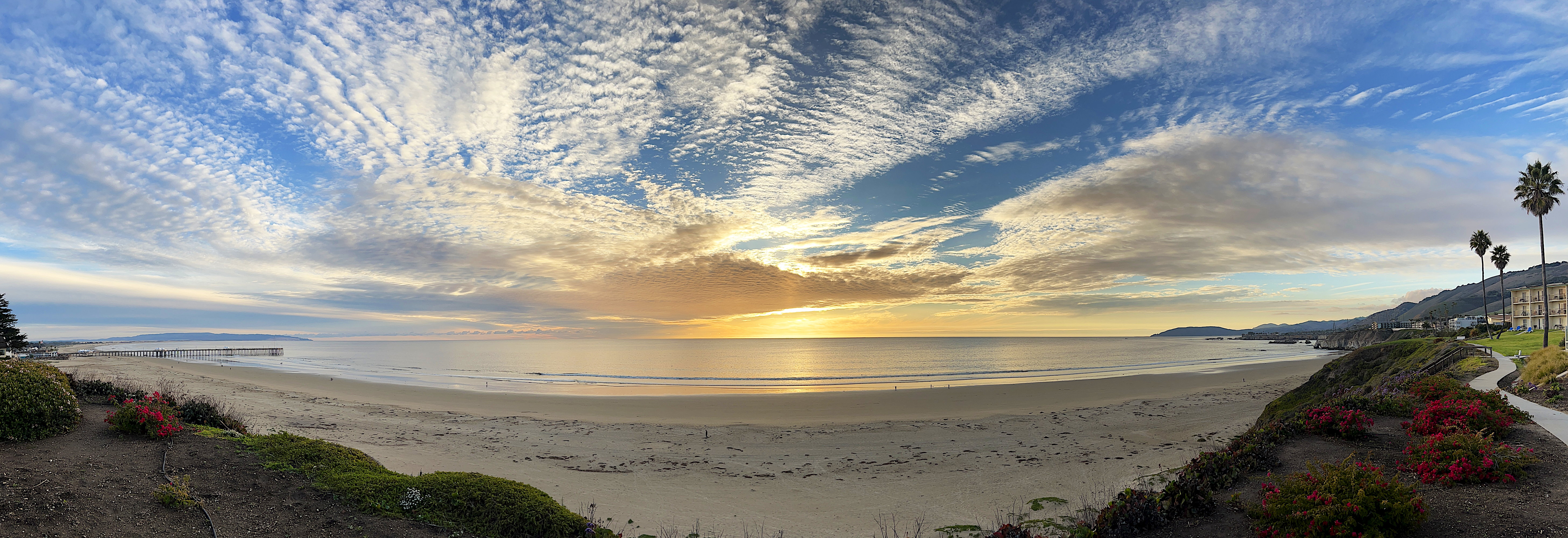 Panorama-Foto, fast 180°. Es zeigt den Strand und die tollen Wolken eine halbe Stunde vor Sonnenuntergang.
