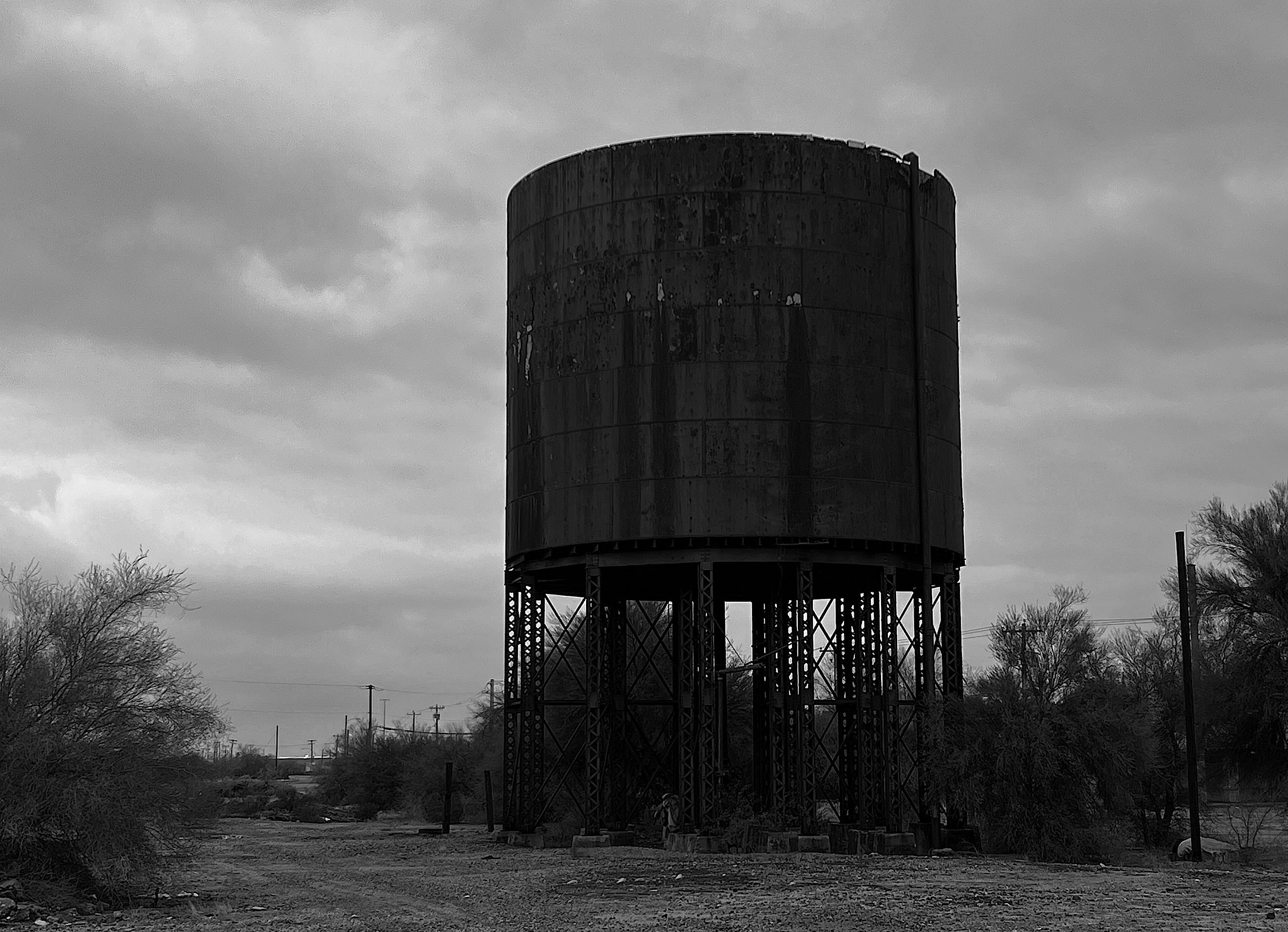 Eine schwarzweiss Aufnahme des alten, stillgelegten Wasserturms der Eisenbahn.