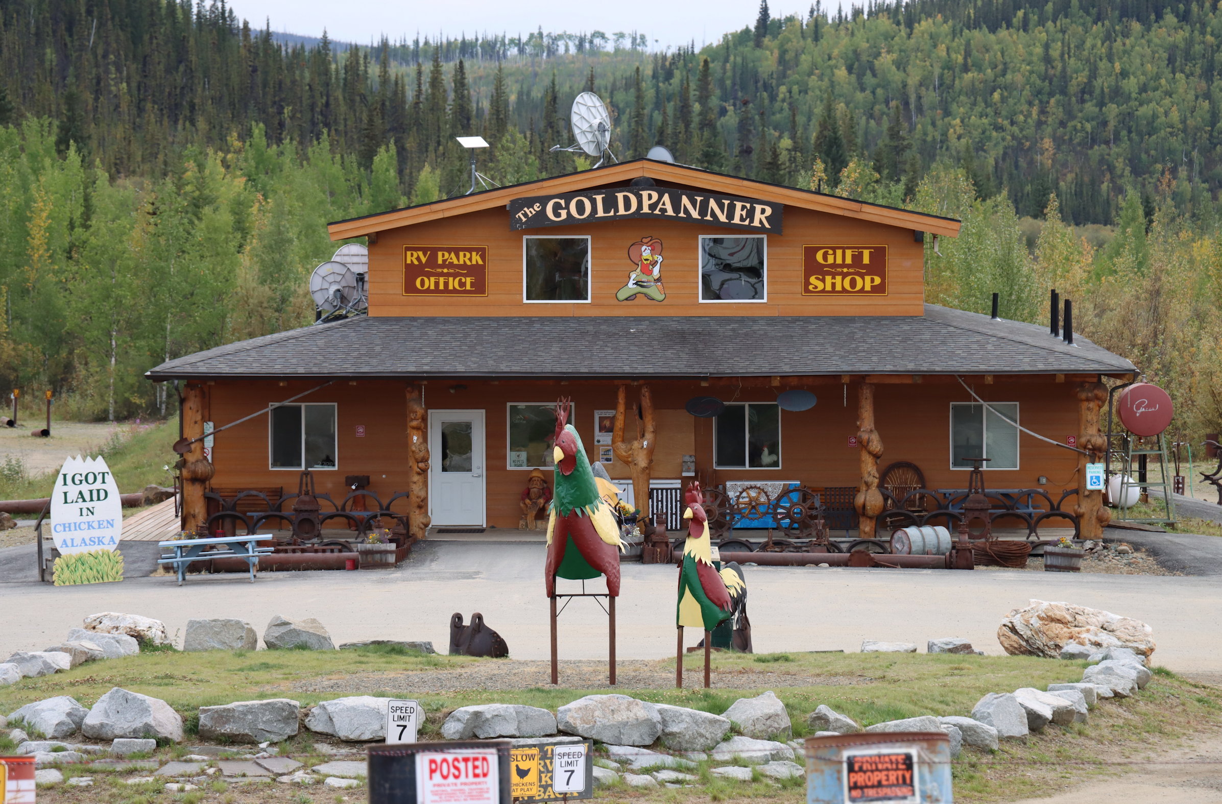 The Goldpanner in Chicken, Alaska. Vorne dran übergrosse Skulpturen von Hühnern