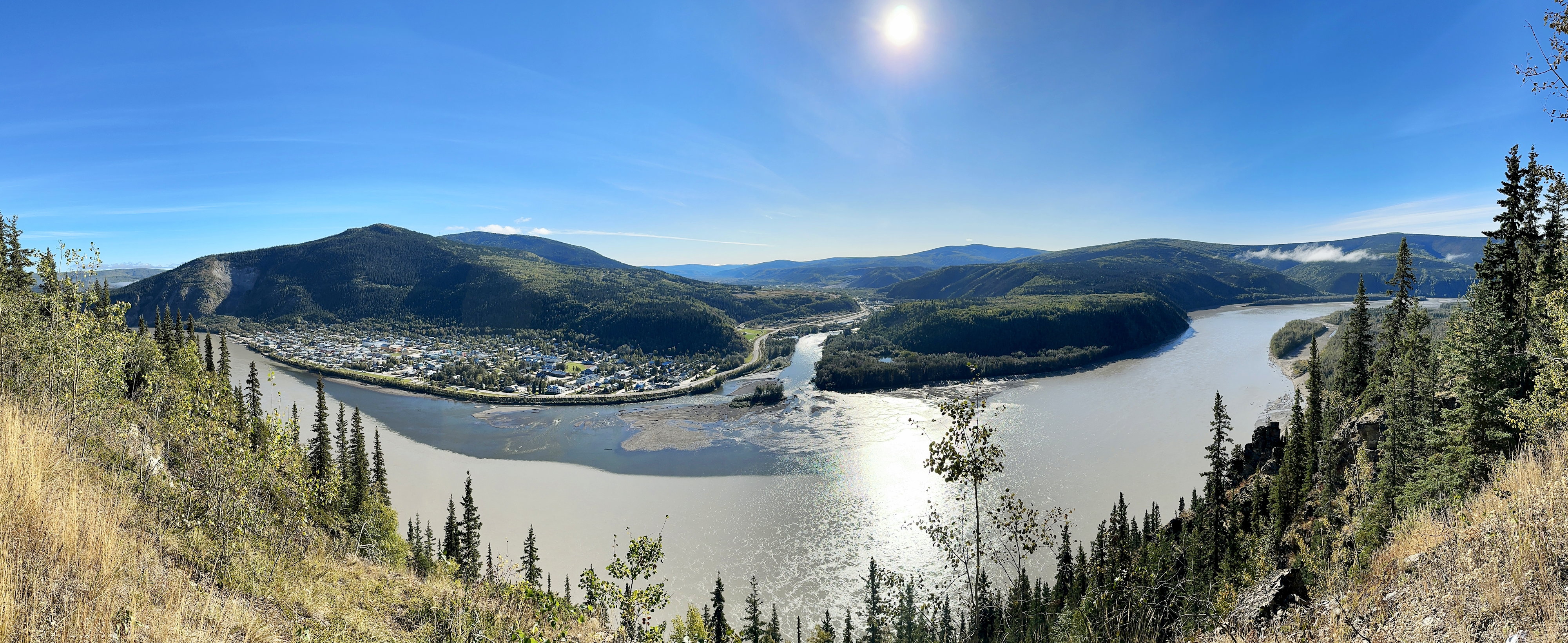 Panorama über den Yukon River bei Dawson City unter strahlend blauem Himmel