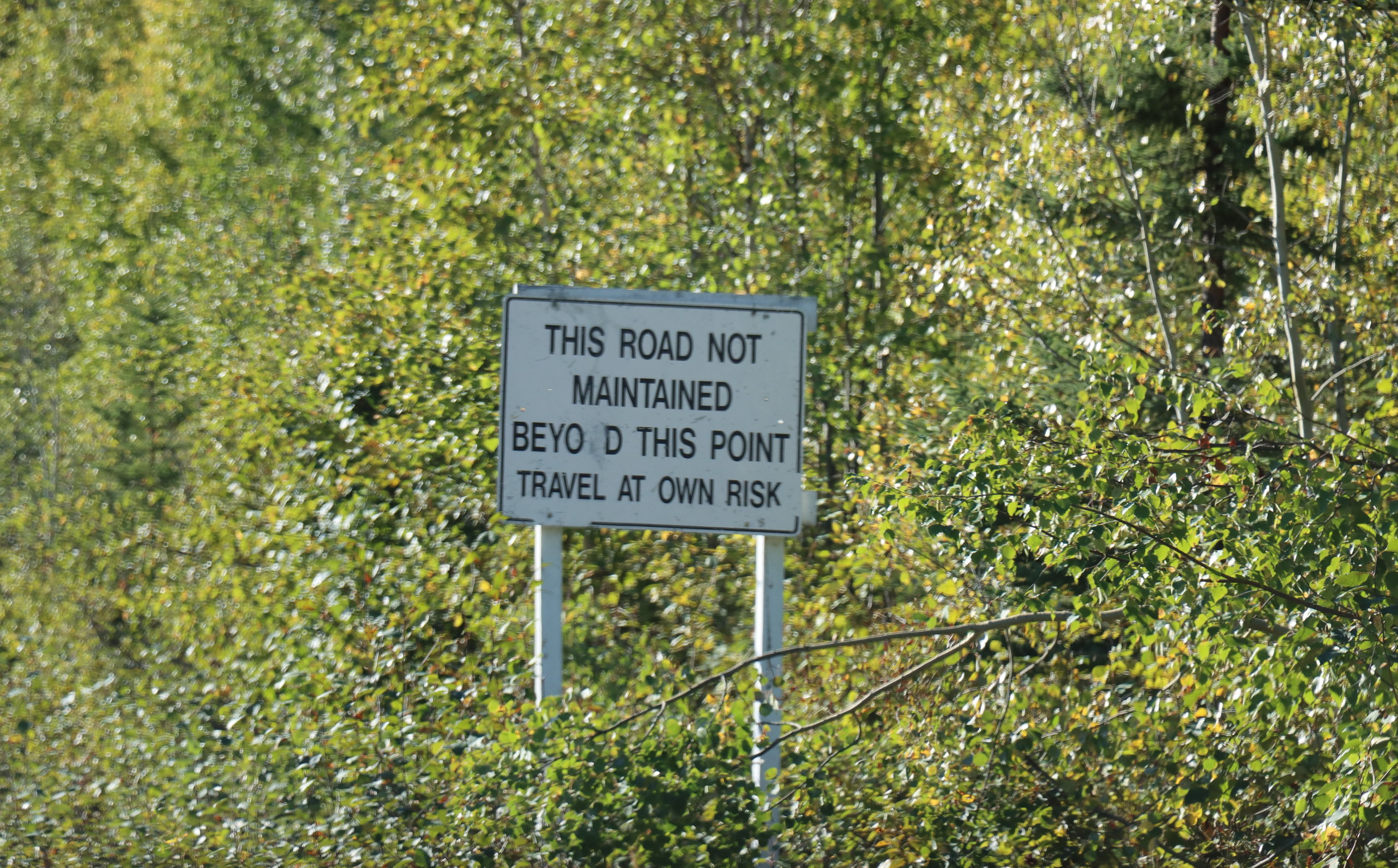 Warnschild am «Top Of The World Highway», dass die Strasse nicht unterhalten sei