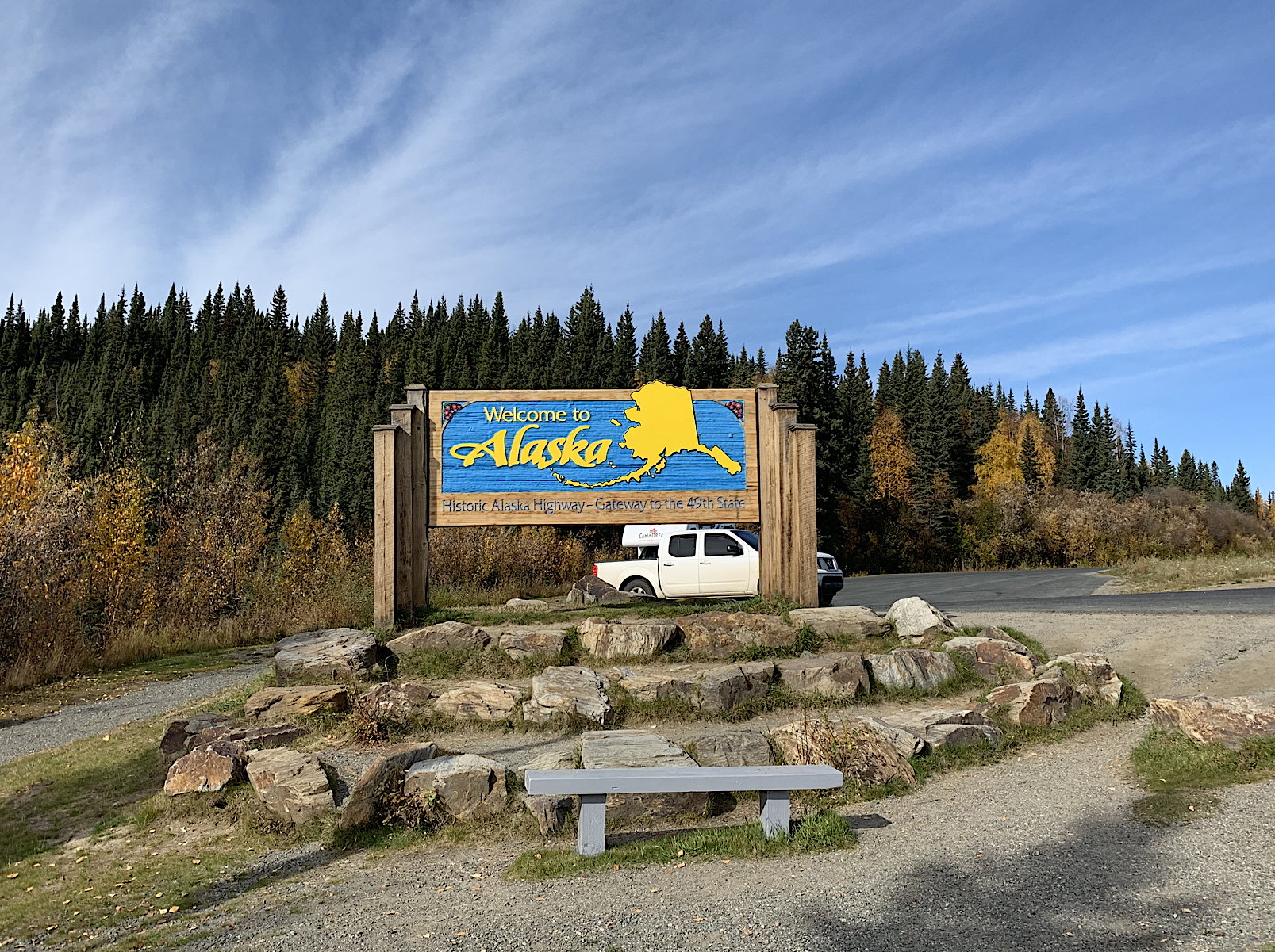 Willkommensschild «Alaska» an der Grenze bei Beaver Creek, Yukon