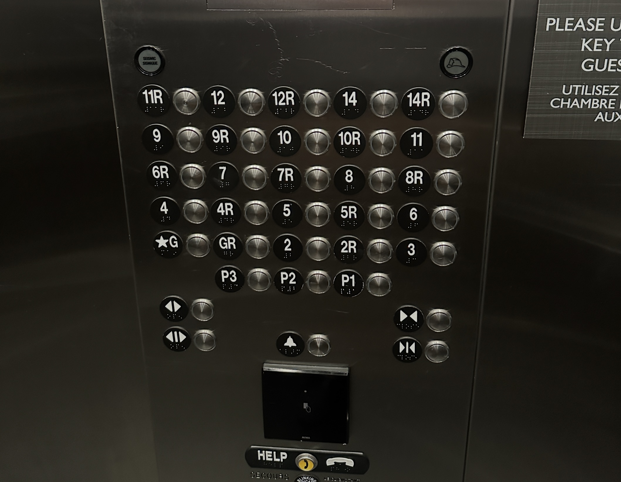 Bedientableau des Lifts mit den Stockwerknummern mit Nummern und zusätzlich den Nummern mit einem R