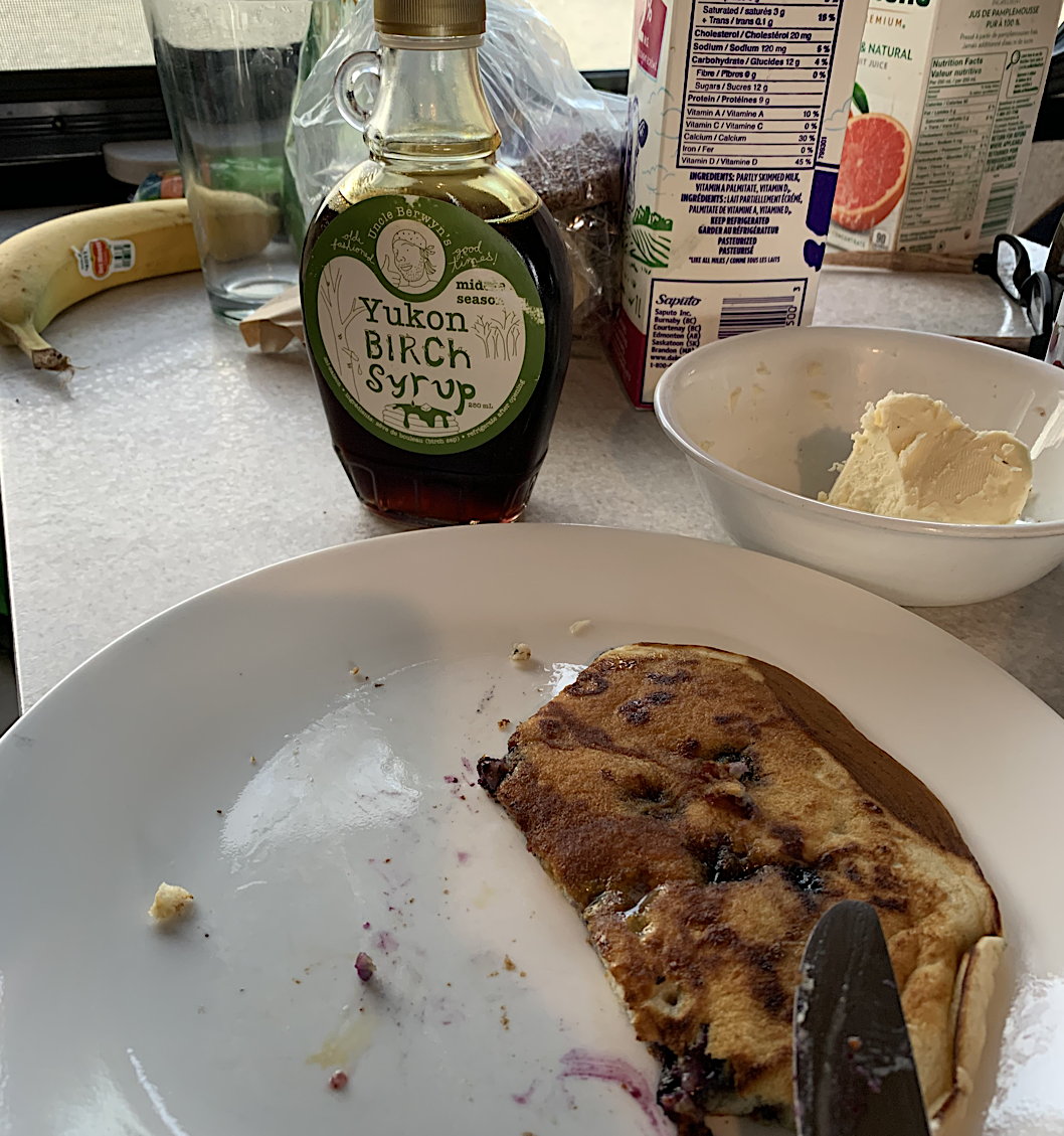 Frühstück, Pancakes mit Blueberries und Yukon Birch Syrup