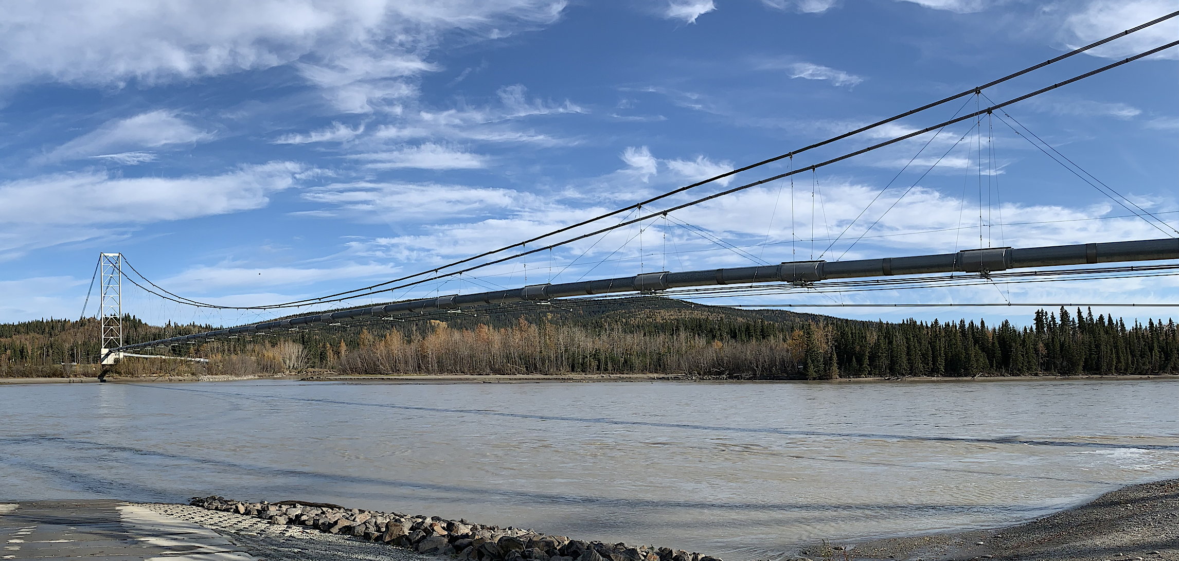 Die Trans-Alaska-Pipeline bei der Überquerung des Tanana River bei Delta Junction