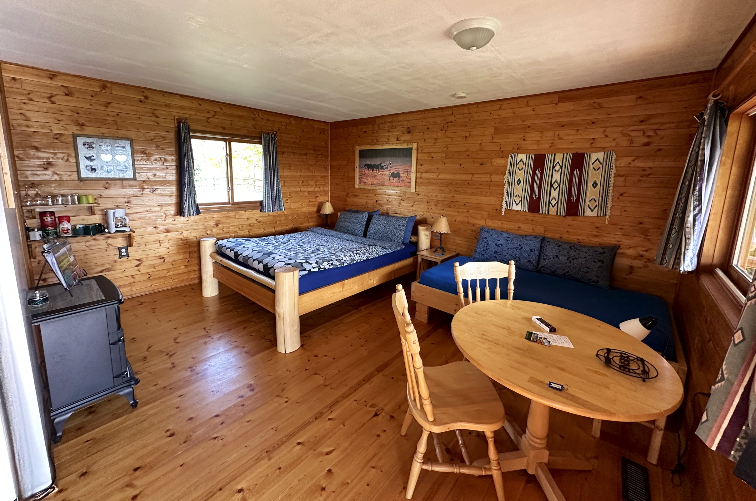 Das Cabin «Moose» mit schönem Holzboden, einem breiten Doppelbett, Tisch und Stühlen