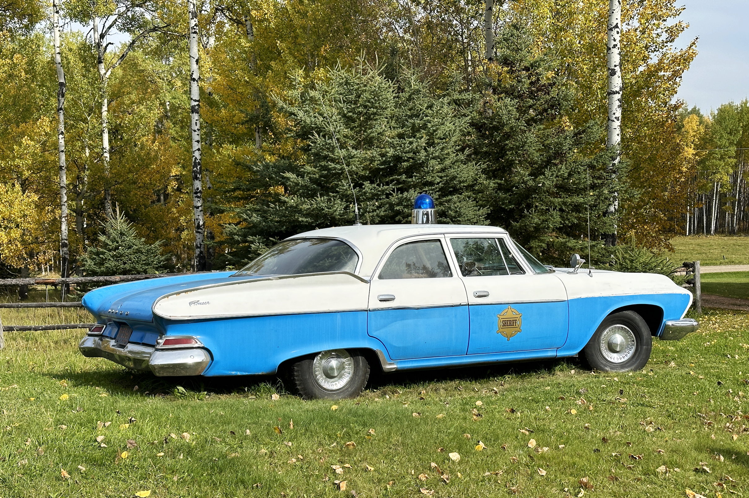 Ein Oldtimer Police Car in hellem Blau mit einem grossen Blaulicht auf dem Dach
