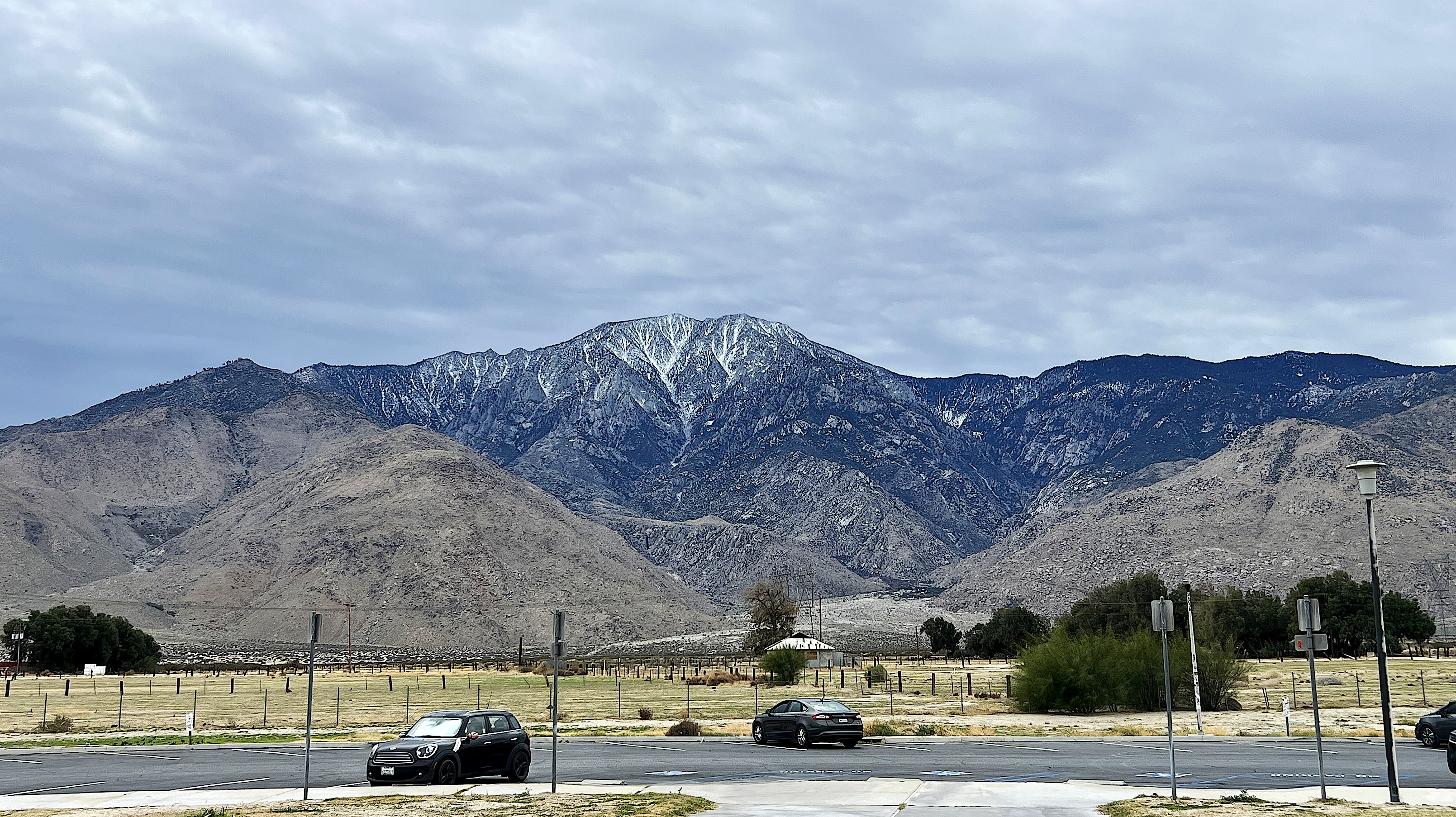 Blick von der Raststätte auf den San Jacinto Peak. Trotz 3'302 Metern über Meer hat es fast zur Hälfte Bäume. Die obere Hälfte des Gipfels ist mit frischem Schnee bedeckt.