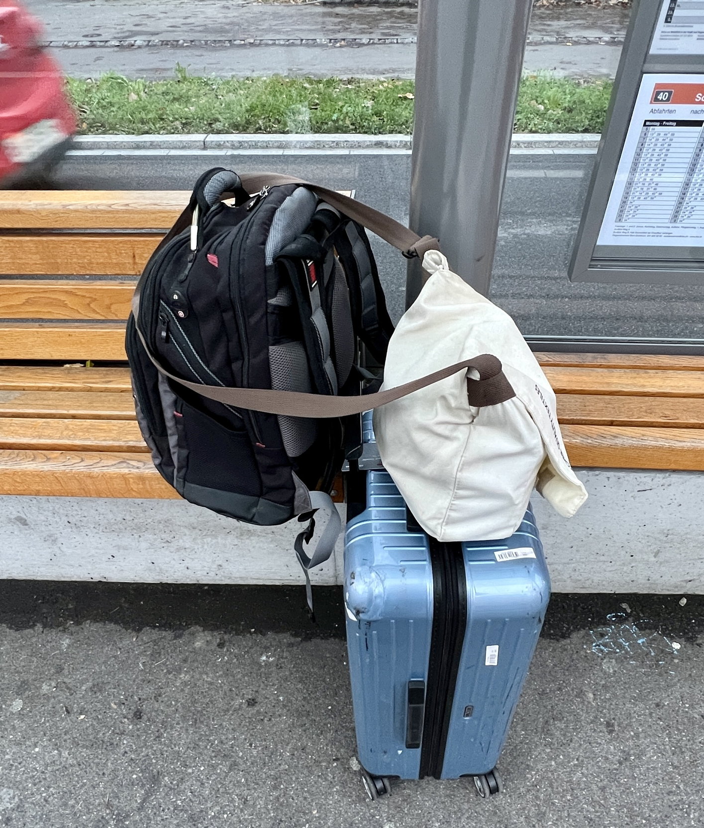 Mein Gepäck an der Tramhaltestelle in Bern