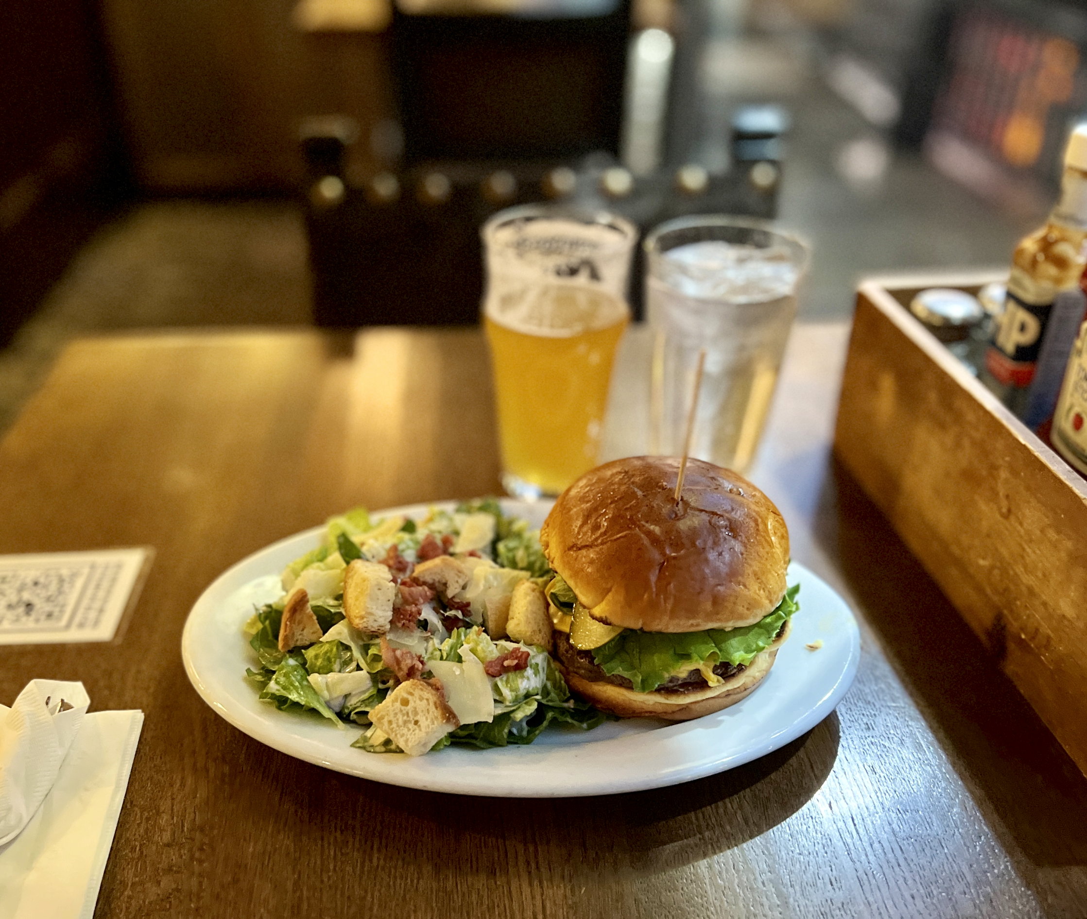 Bier & Burger mit Caesar Salat im Pub «Elephant & Castle» an der Wabash Street in Chicago