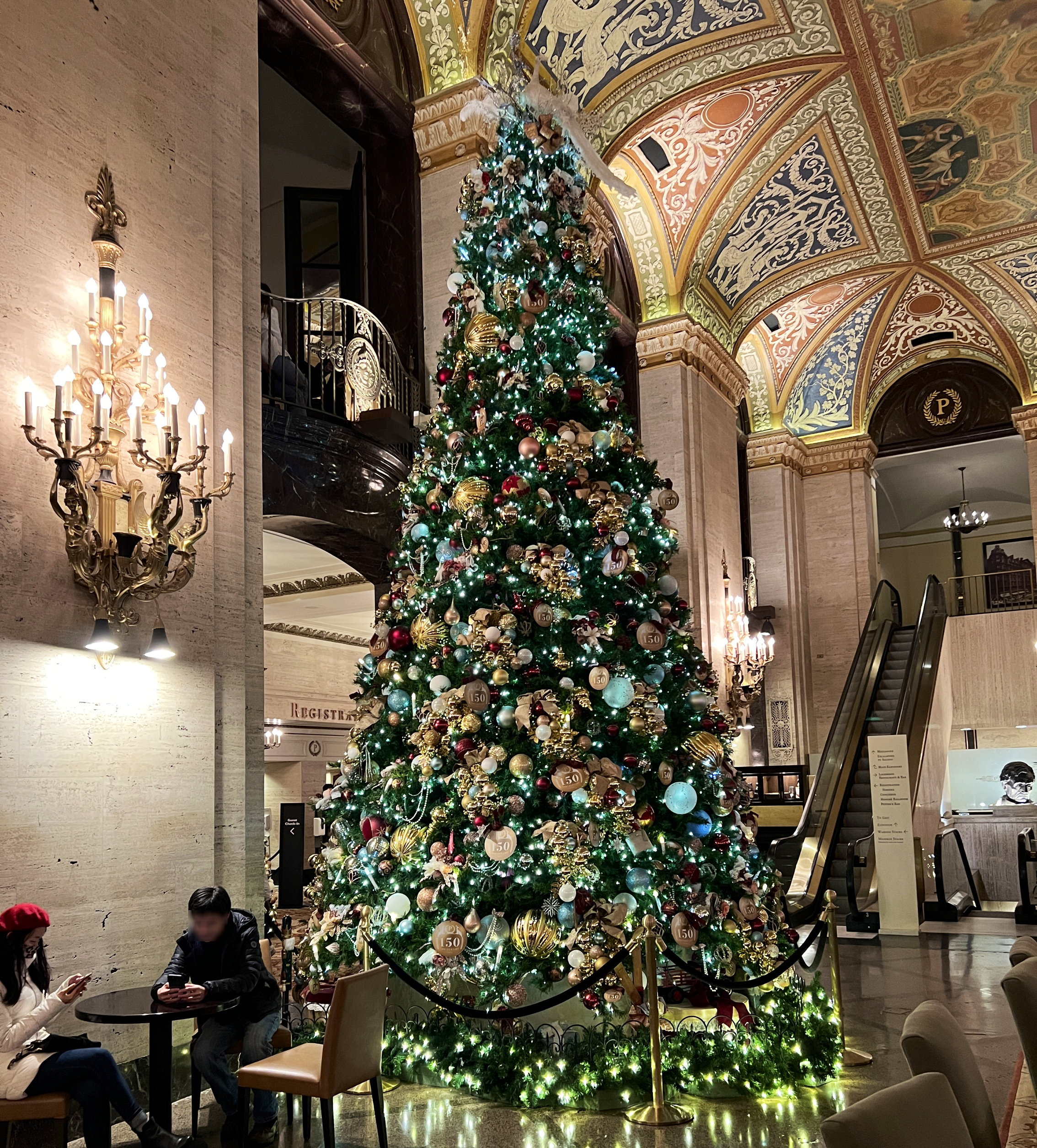 Weihnachtsbaum in der Hotelhalle des Palmer House Hilton