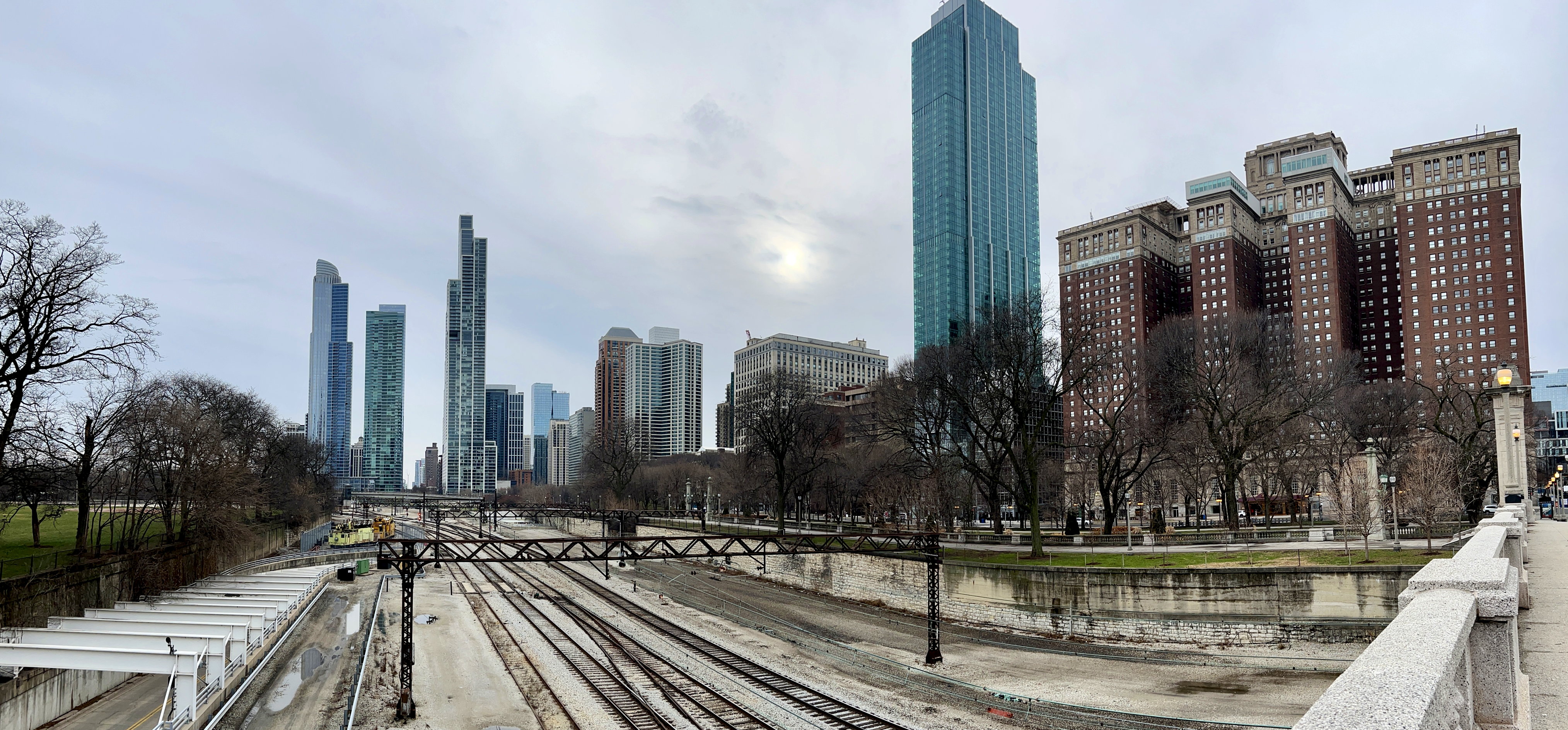 Skyline von Chicago von der EisenbahnBrücke auf der East Balbo Avenue