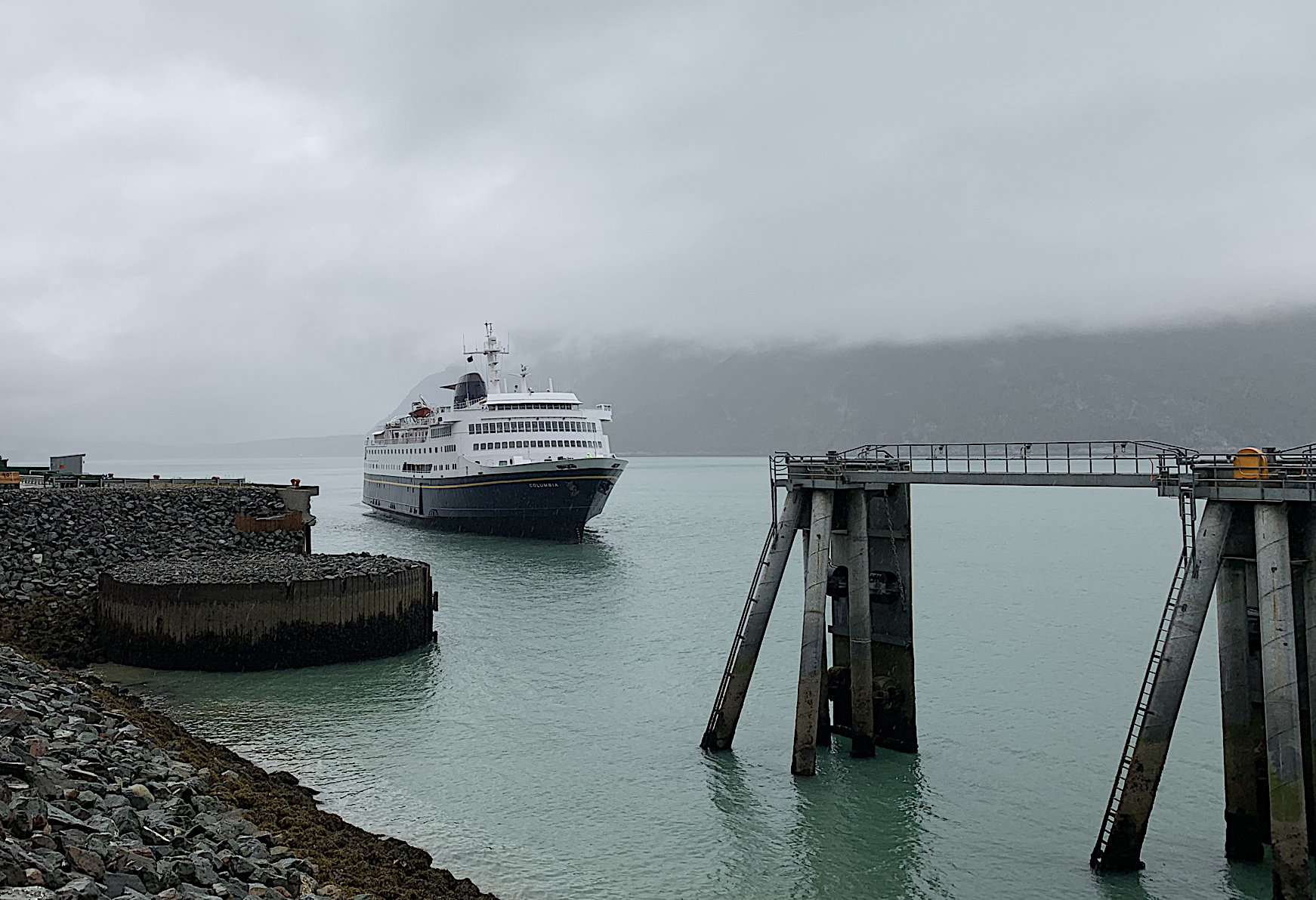 Die MV Columbia beim Einlauf im Fährhafen von Haines, Alaska