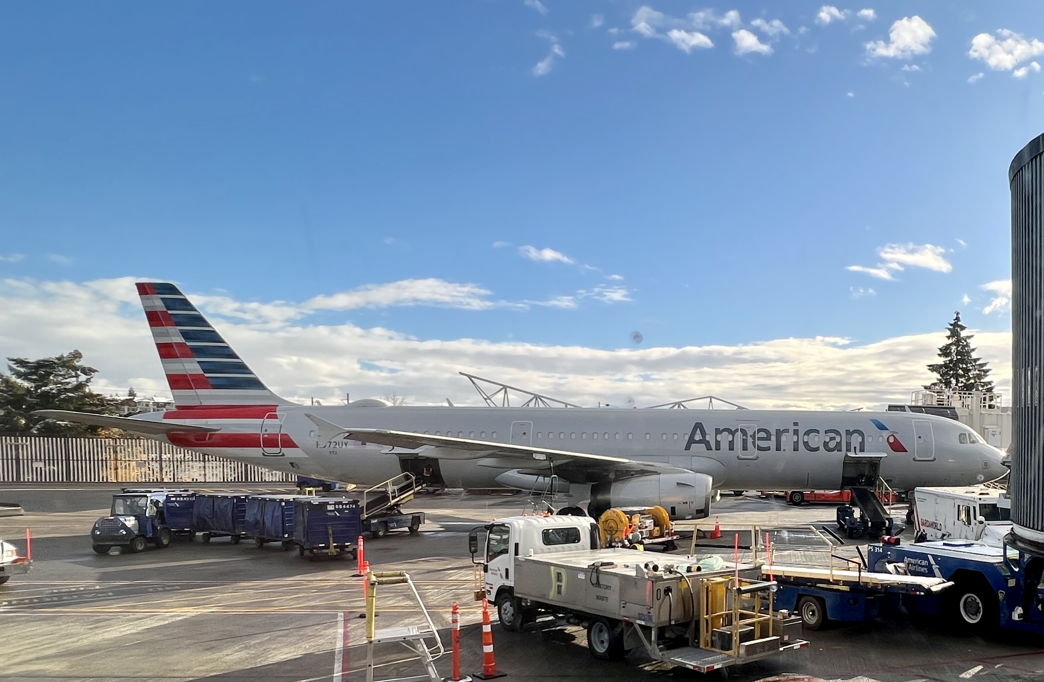 Eine Maschine der American Airlines steht parallel zu unserem Flugzeug.