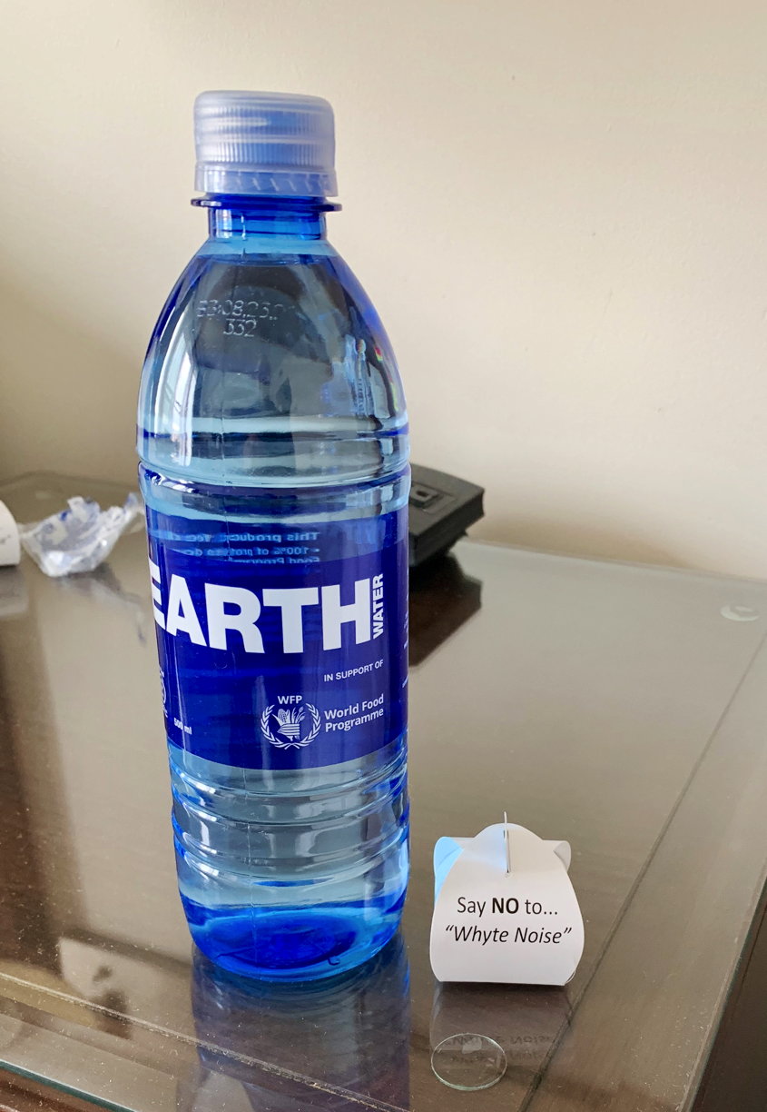 Wasserflasche und Gehörschutz im Hotel Metterra in Edmonton
