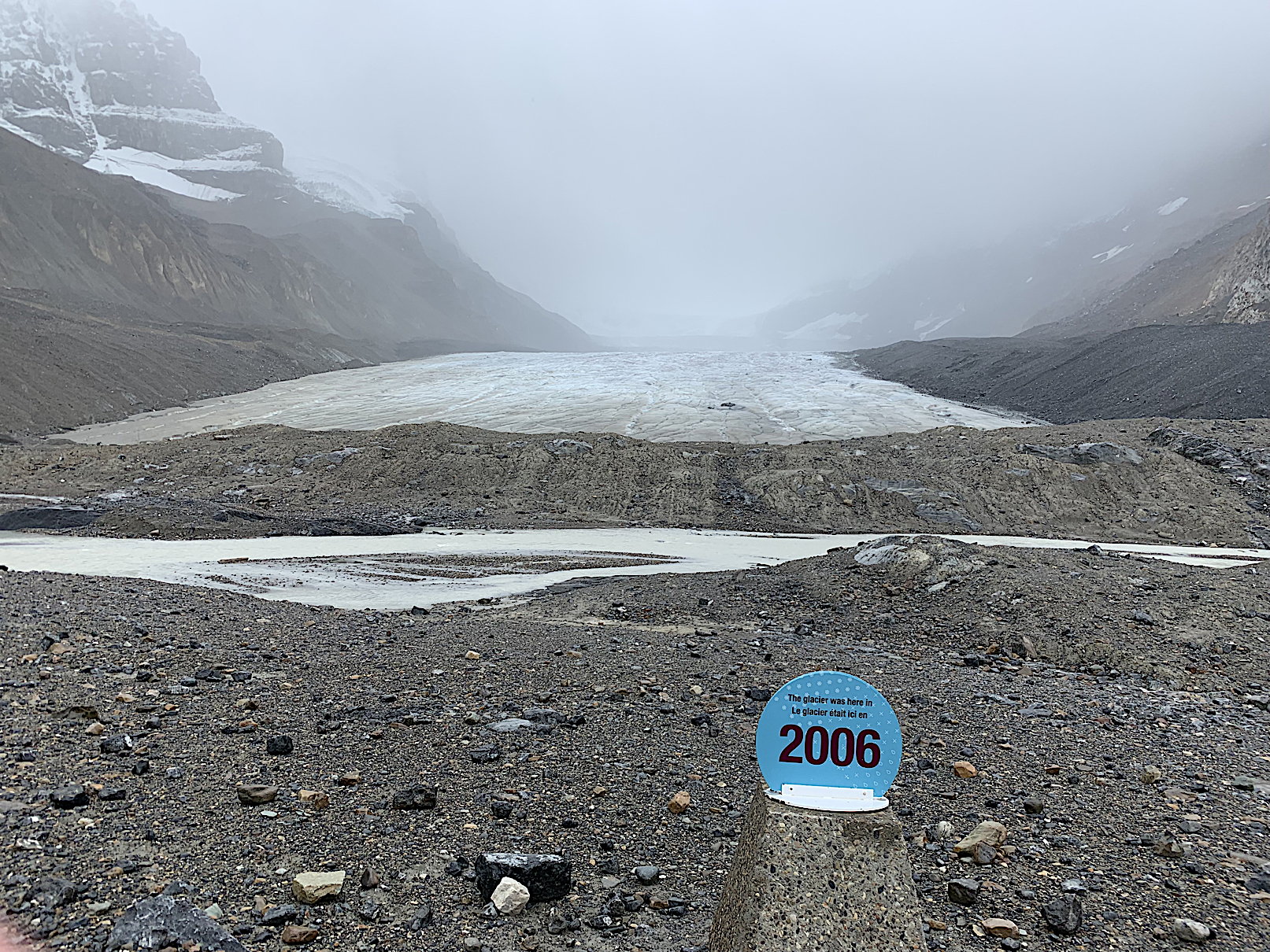 Das Columbia Icefield, im Vordergrund ein Marker, wo der Gletscher 2006 war