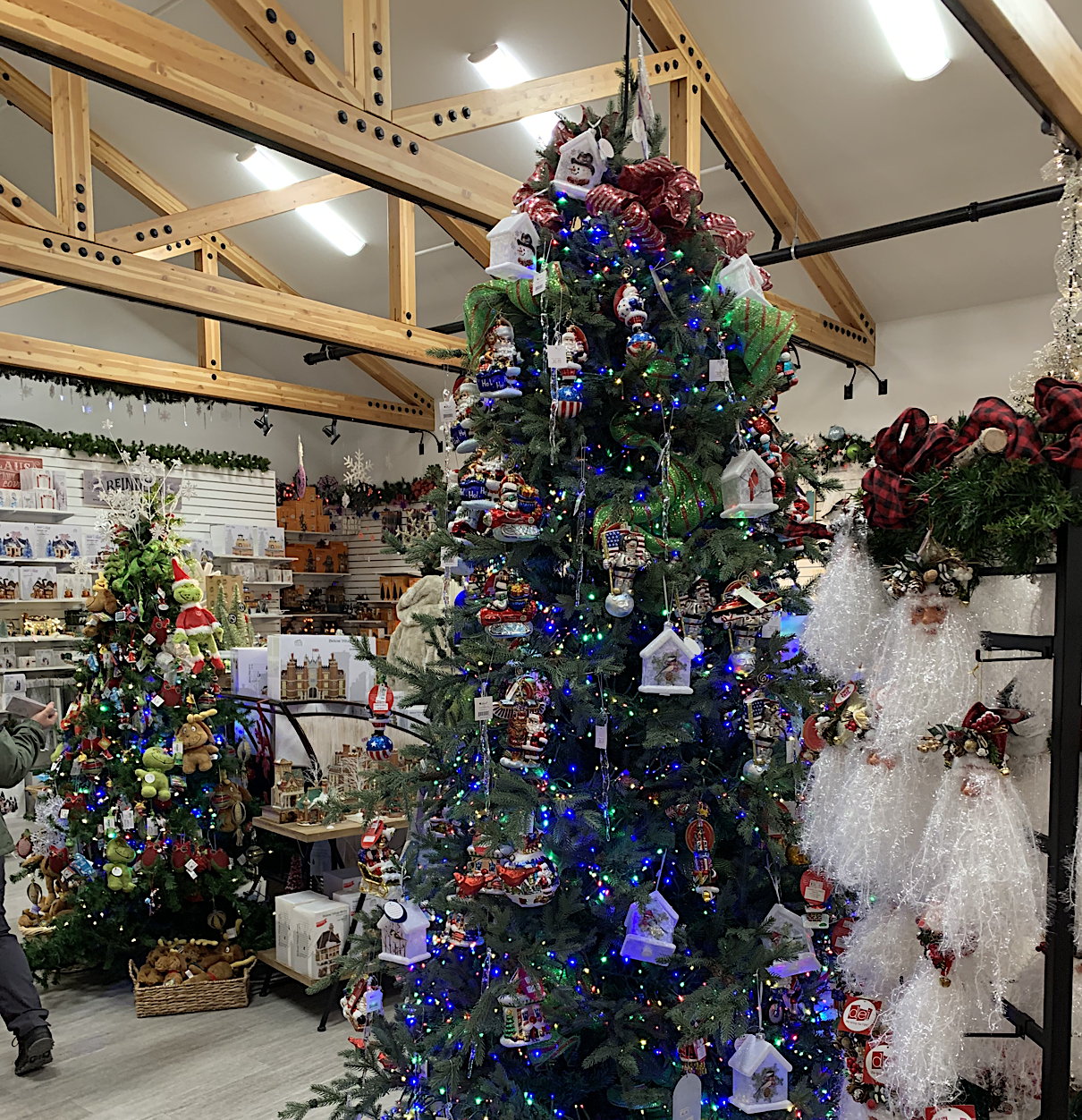 Weihnachtsbäume und Dekorationen im Santa Claus House in North Pole